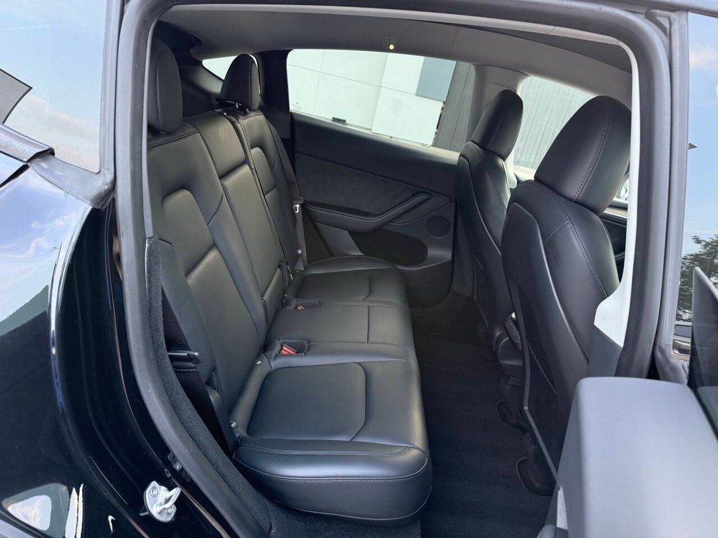 Tesla Model Y Vehicle Full-screen Gallery Image 15