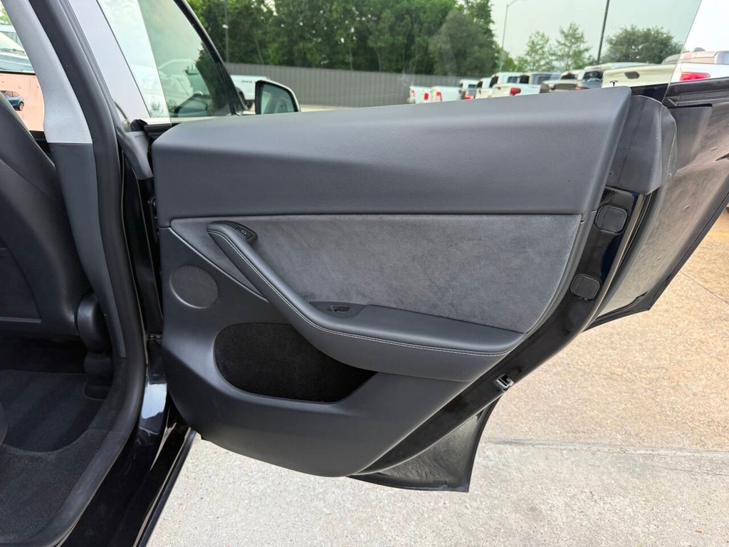 Tesla Model Y Vehicle Full-screen Gallery Image 16