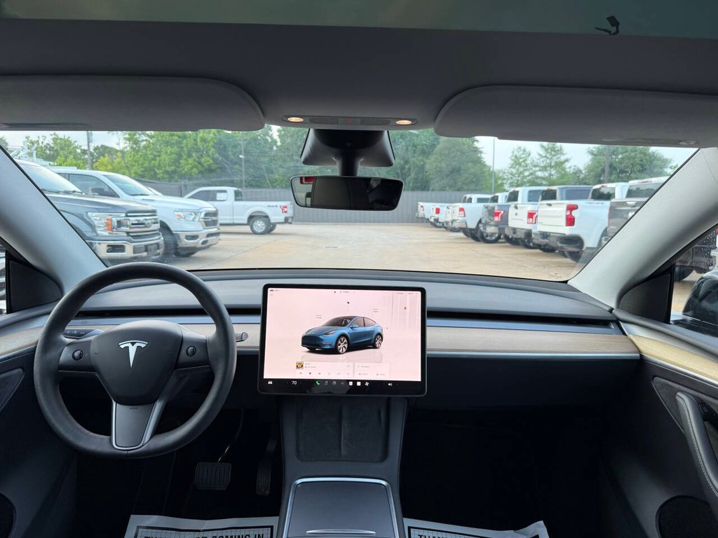 Tesla Model Y Vehicle Full-screen Gallery Image 17