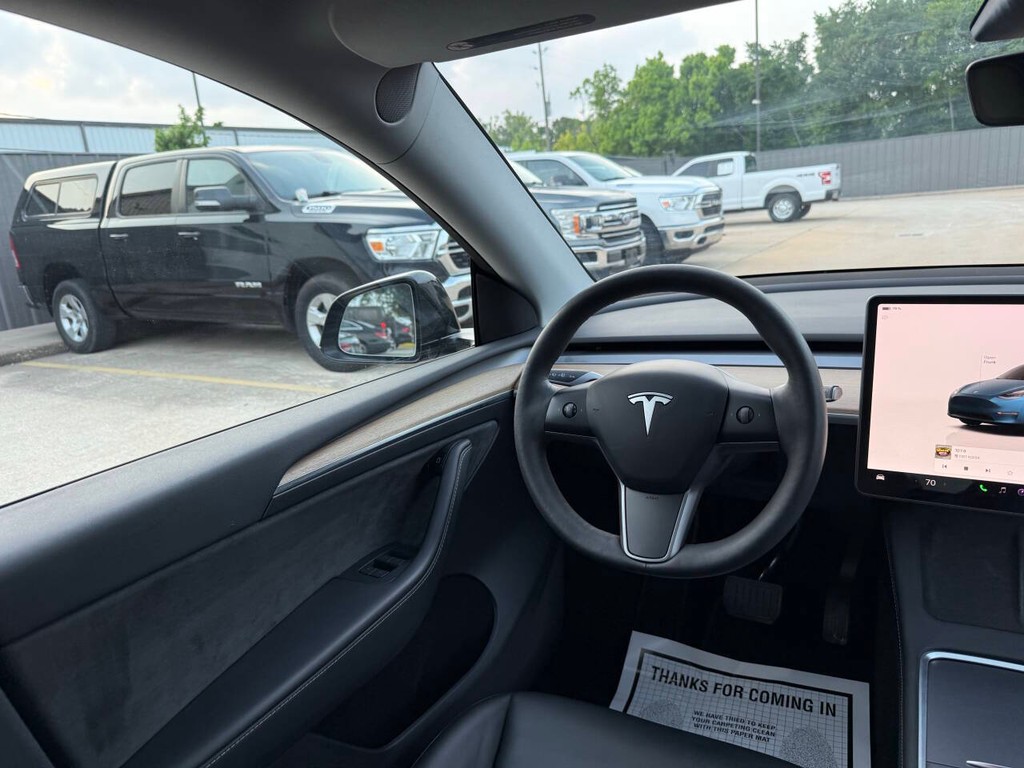 Tesla Model Y Vehicle Full-screen Gallery Image 18