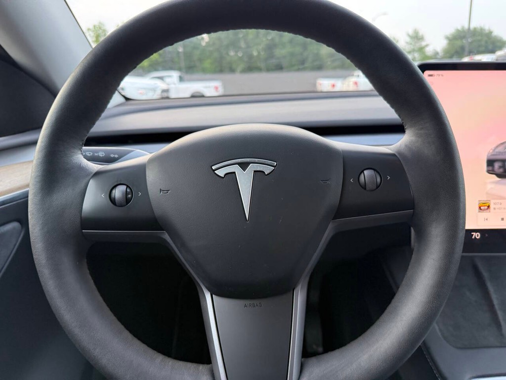 Tesla Model Y Vehicle Full-screen Gallery Image 23