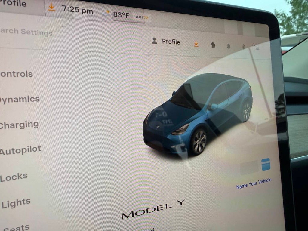 Tesla Model Y Vehicle Full-screen Gallery Image 27