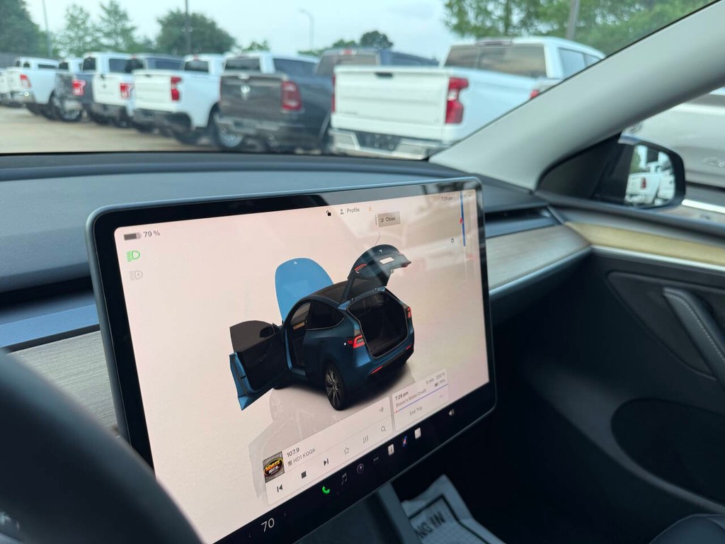 Tesla Model Y Vehicle Full-screen Gallery Image 28