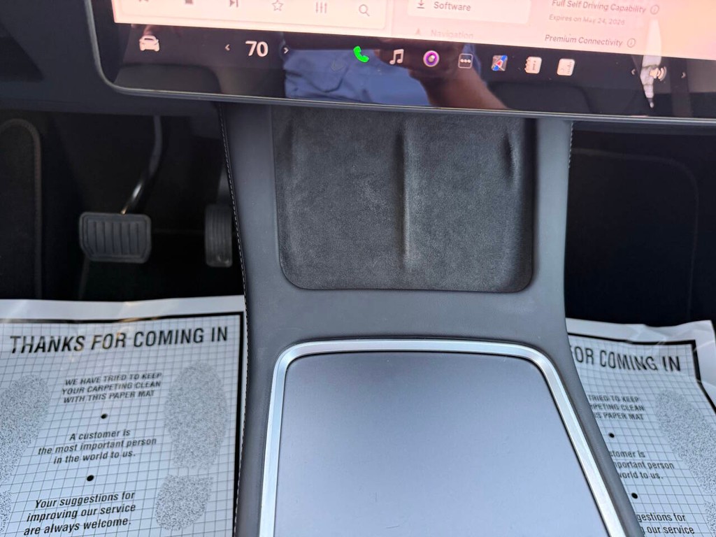 Tesla Model Y Vehicle Full-screen Gallery Image 29