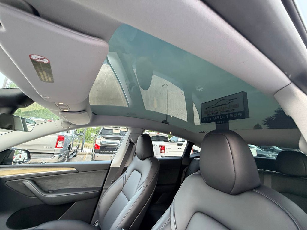 Tesla Model Y Vehicle Full-screen Gallery Image 31