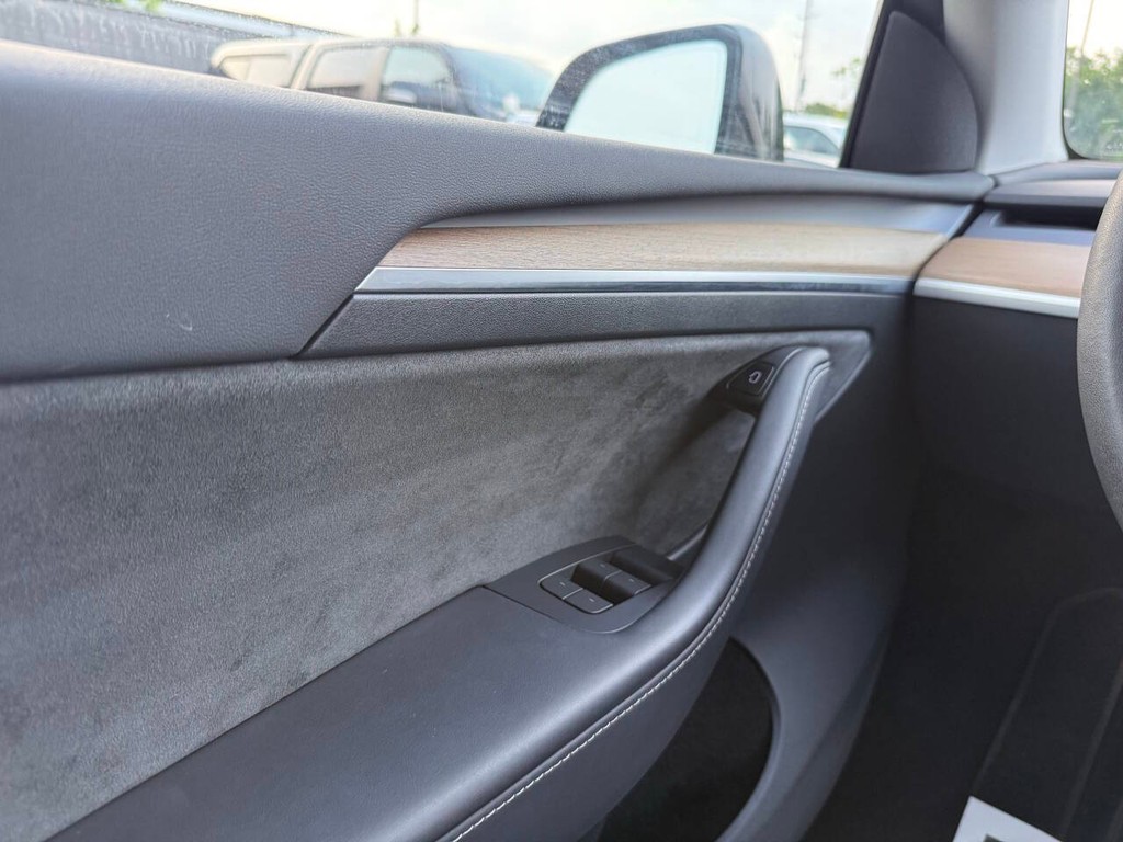 Tesla Model Y Vehicle Full-screen Gallery Image 32