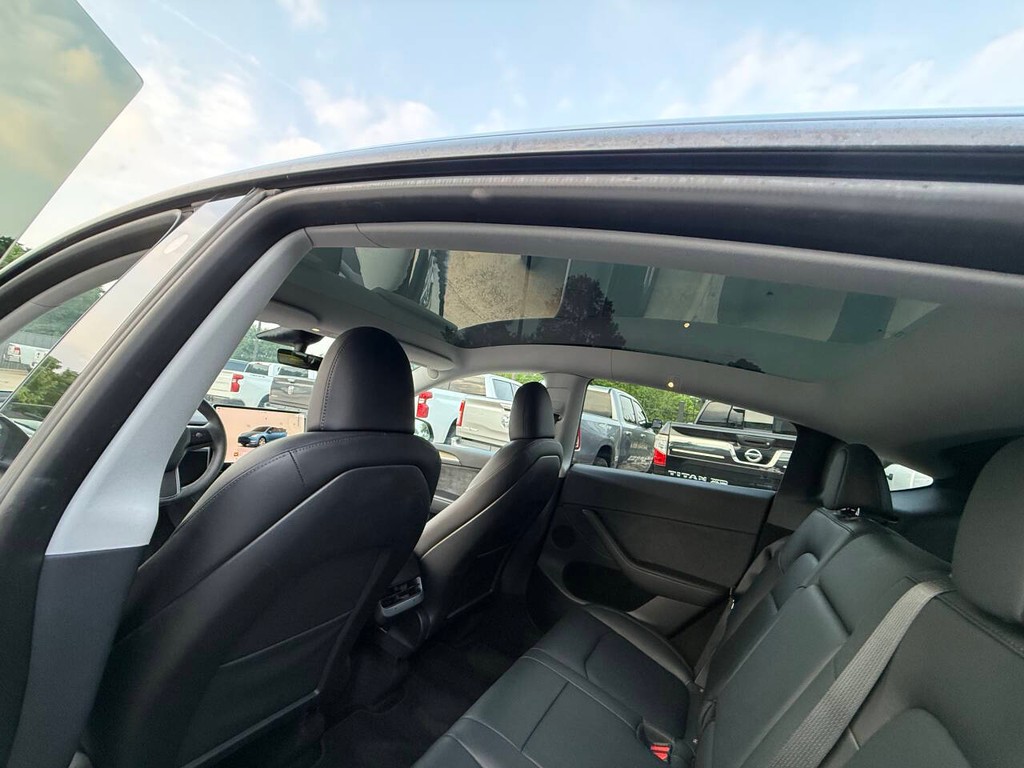 Tesla Model Y Vehicle Full-screen Gallery Image 33