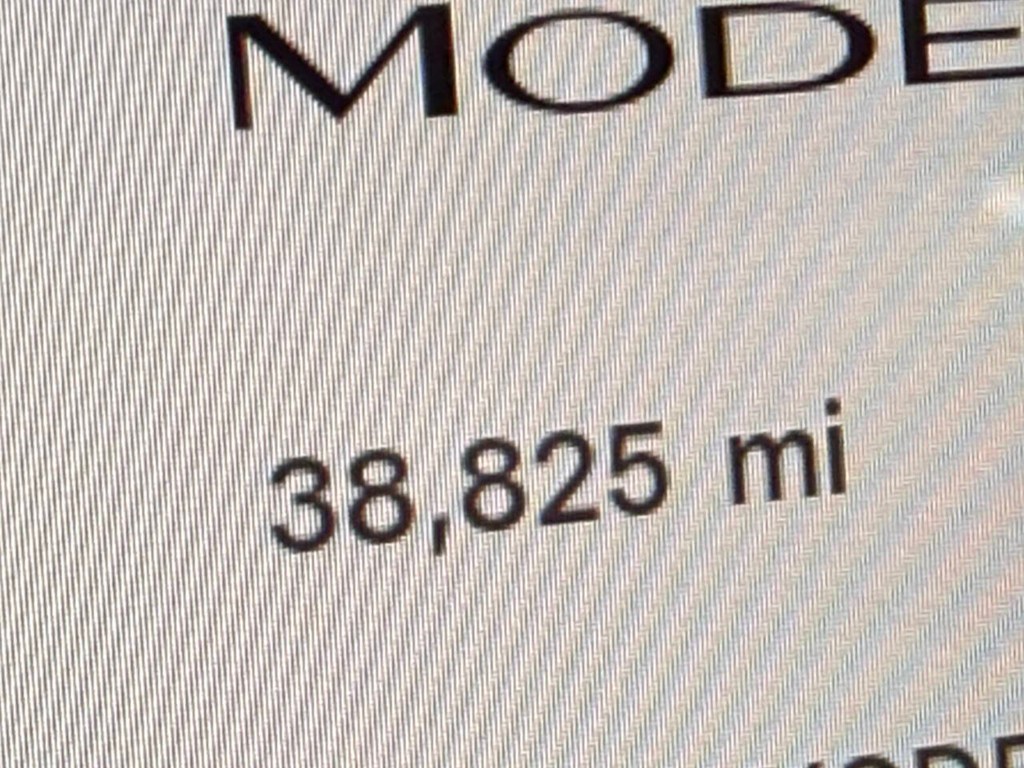 Tesla Model Y Vehicle Full-screen Gallery Image 34