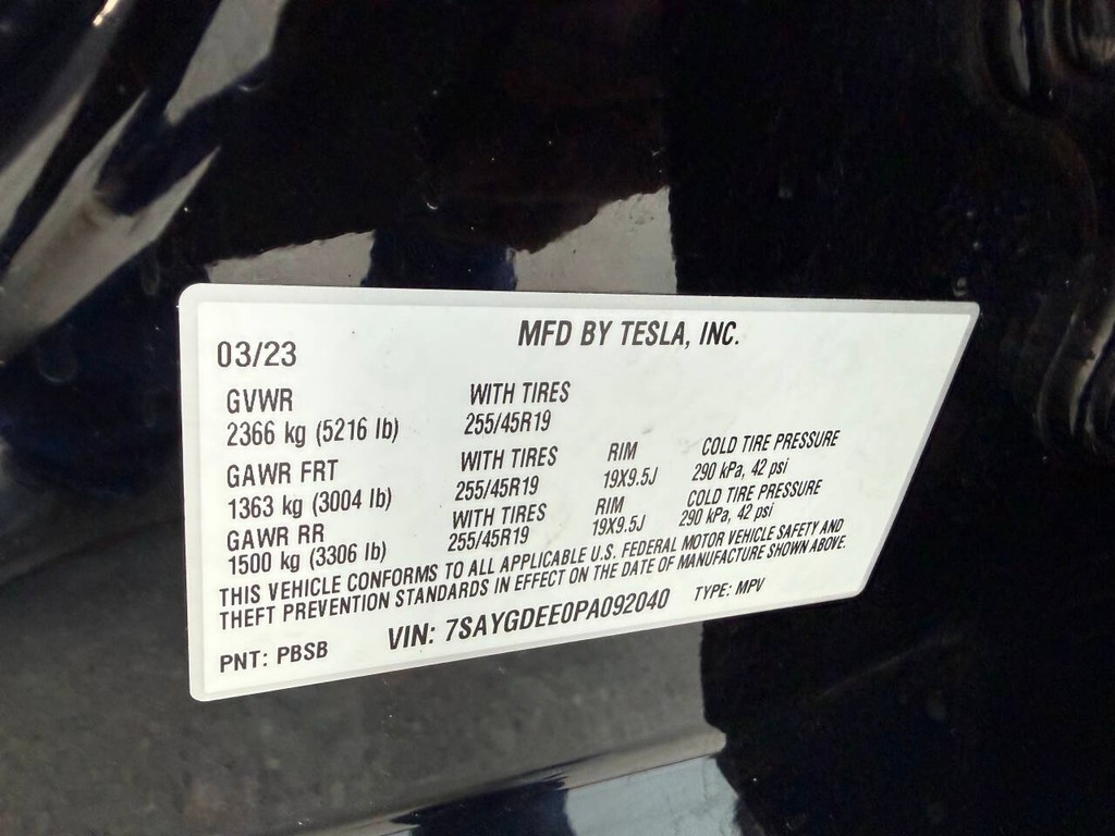 Tesla Model Y Vehicle Full-screen Gallery Image 35