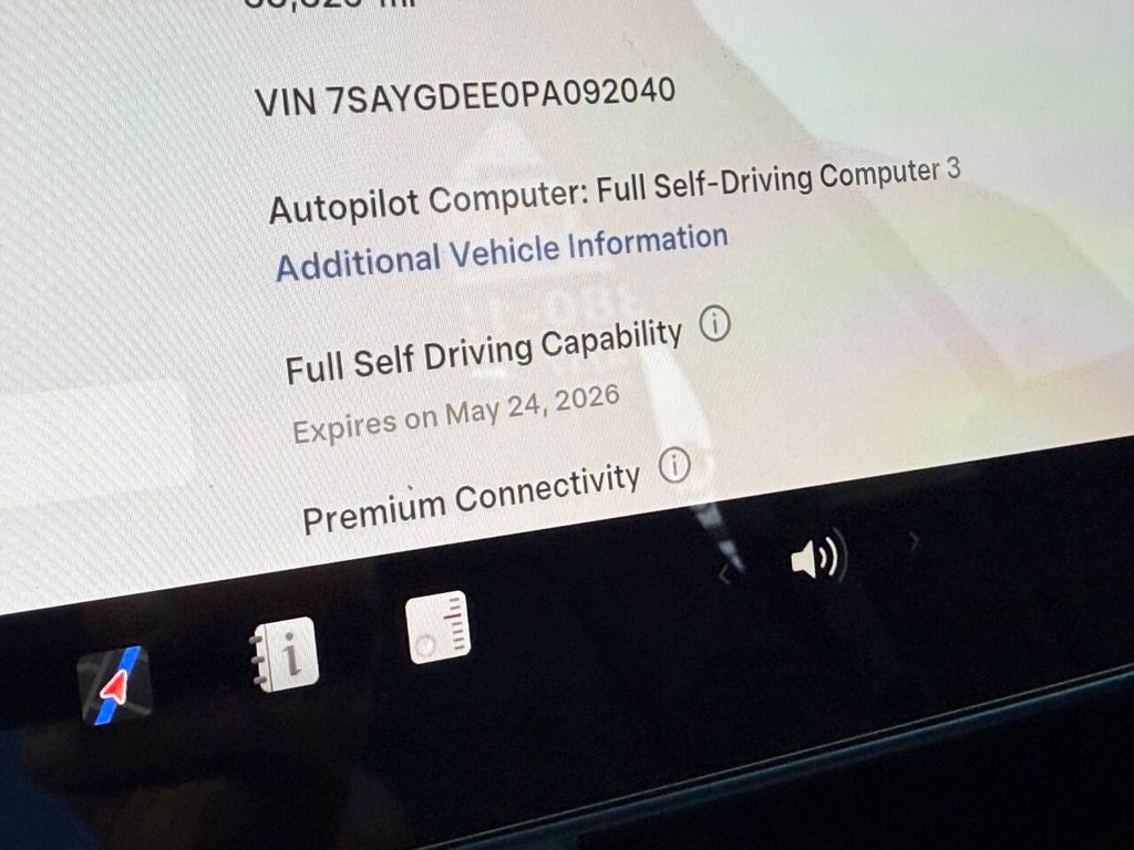 Tesla Model Y Vehicle Full-screen Gallery Image 36