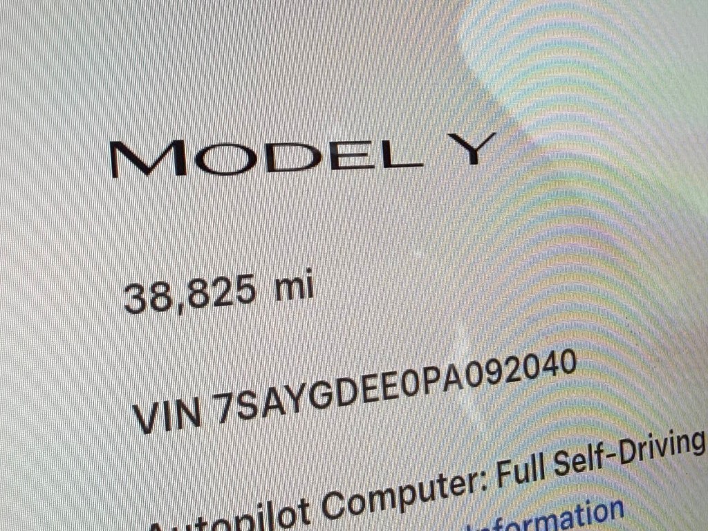 Tesla Model Y Vehicle Full-screen Gallery Image 37