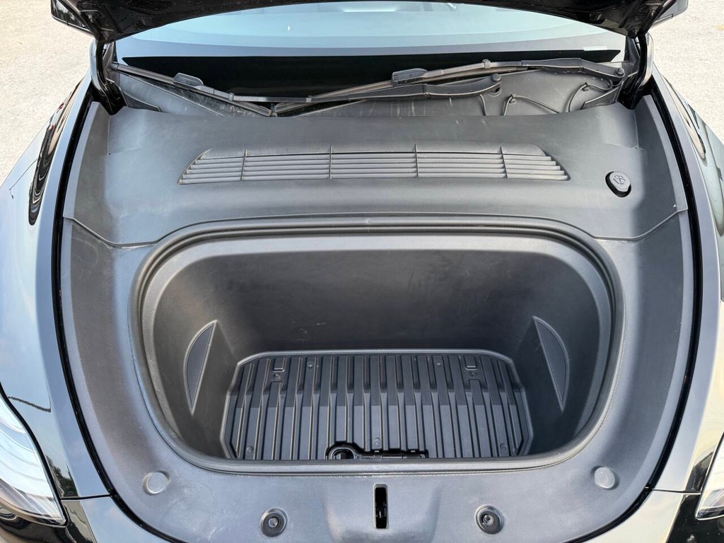 Tesla Model Y Vehicle Full-screen Gallery Image 38