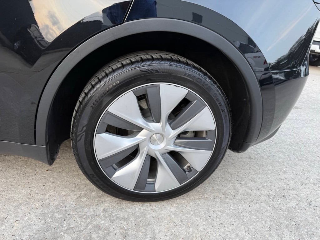 Tesla Model Y Vehicle Full-screen Gallery Image 39