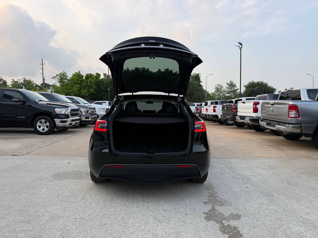 Tesla Model Y Vehicle Full-screen Gallery Image 40