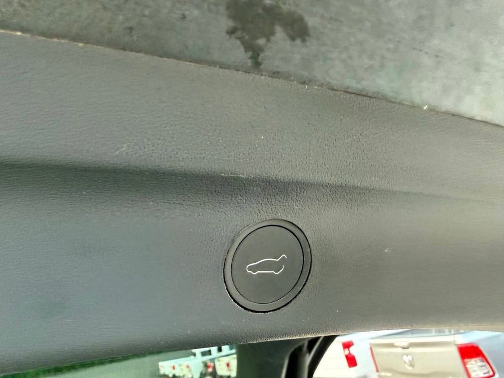 Tesla Model Y Vehicle Full-screen Gallery Image 41