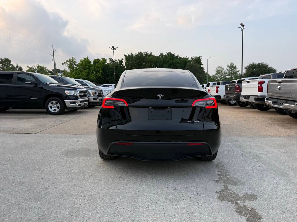 Tesla Model Y Vehicle Full-screen Gallery Image 42