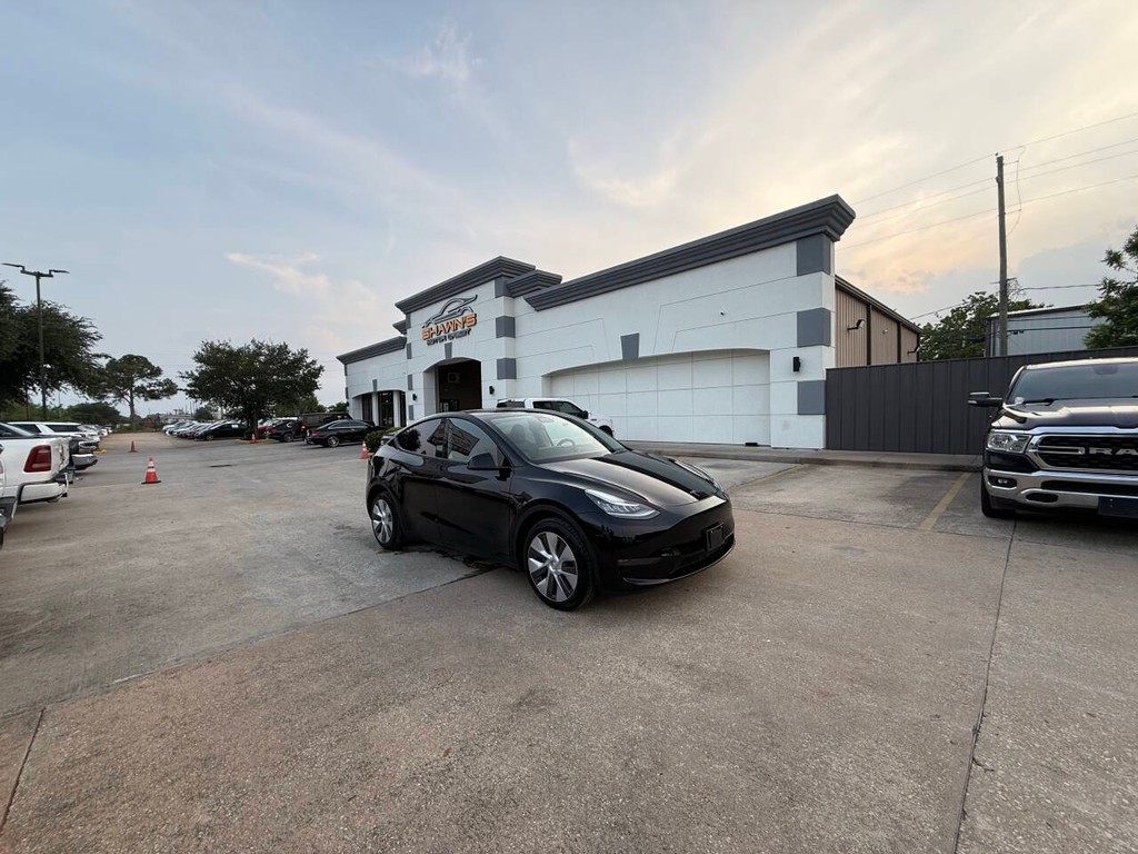 Tesla Model Y Vehicle Full-screen Gallery Image 47