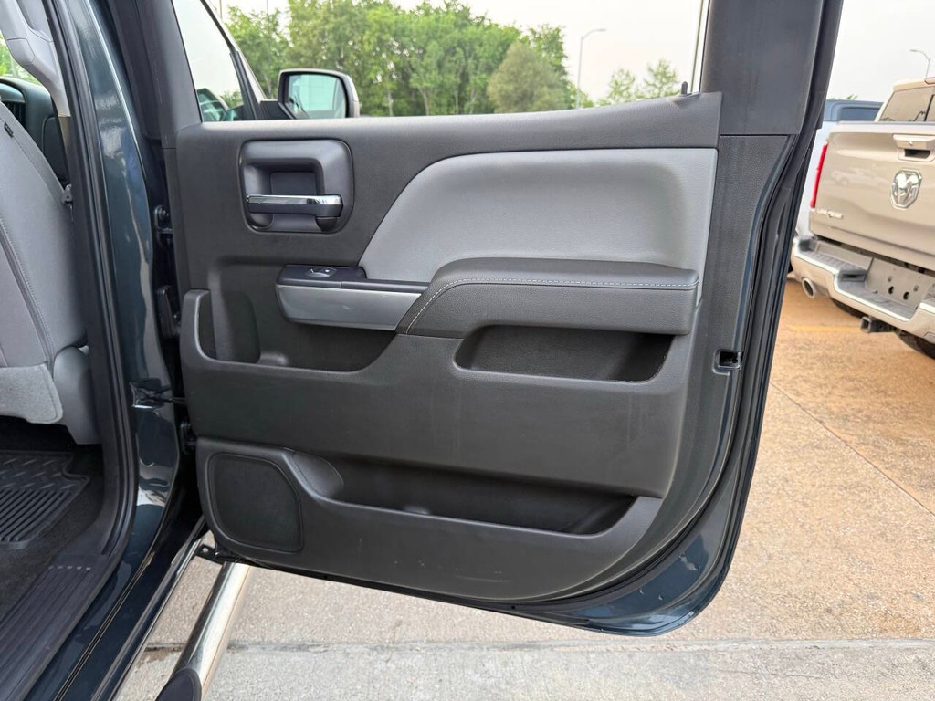 Chevrolet Silverado 1500 Vehicle Full-screen Gallery Image 16