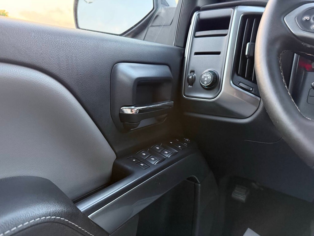 Chevrolet Silverado 1500 Vehicle Full-screen Gallery Image 32