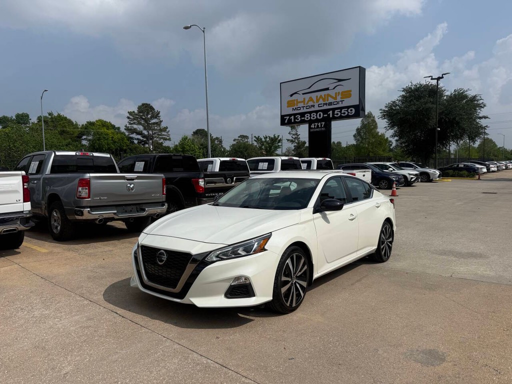 Nissan Altima Vehicle Full-screen Gallery Image 02