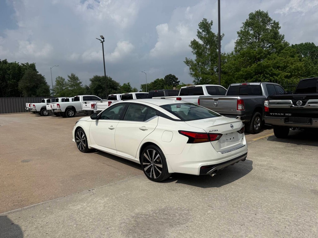 Nissan Altima Vehicle Full-screen Gallery Image 03