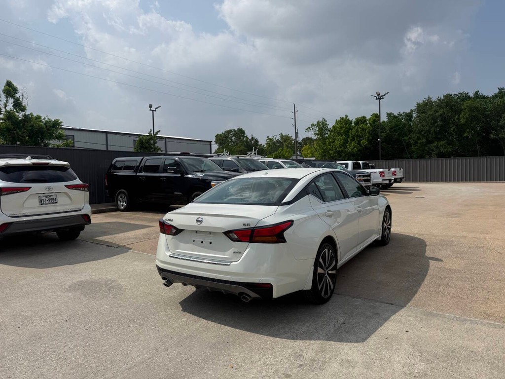 Nissan Altima Vehicle Full-screen Gallery Image 04