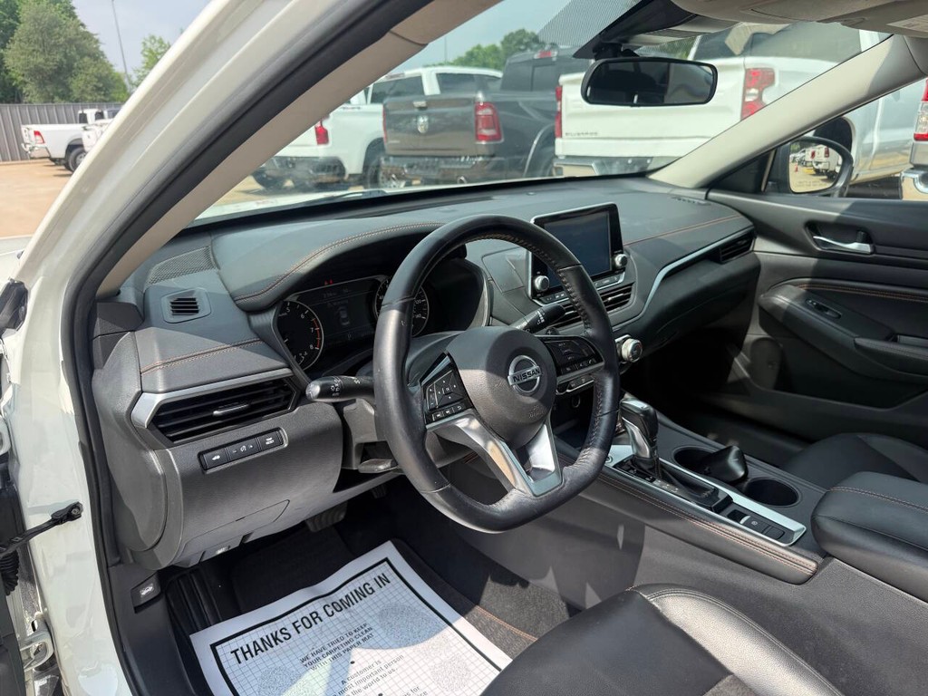 Nissan Altima Vehicle Full-screen Gallery Image 05