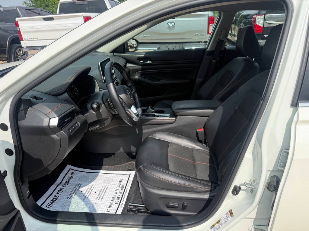 Nissan Altima Vehicle Full-screen Gallery Image 06