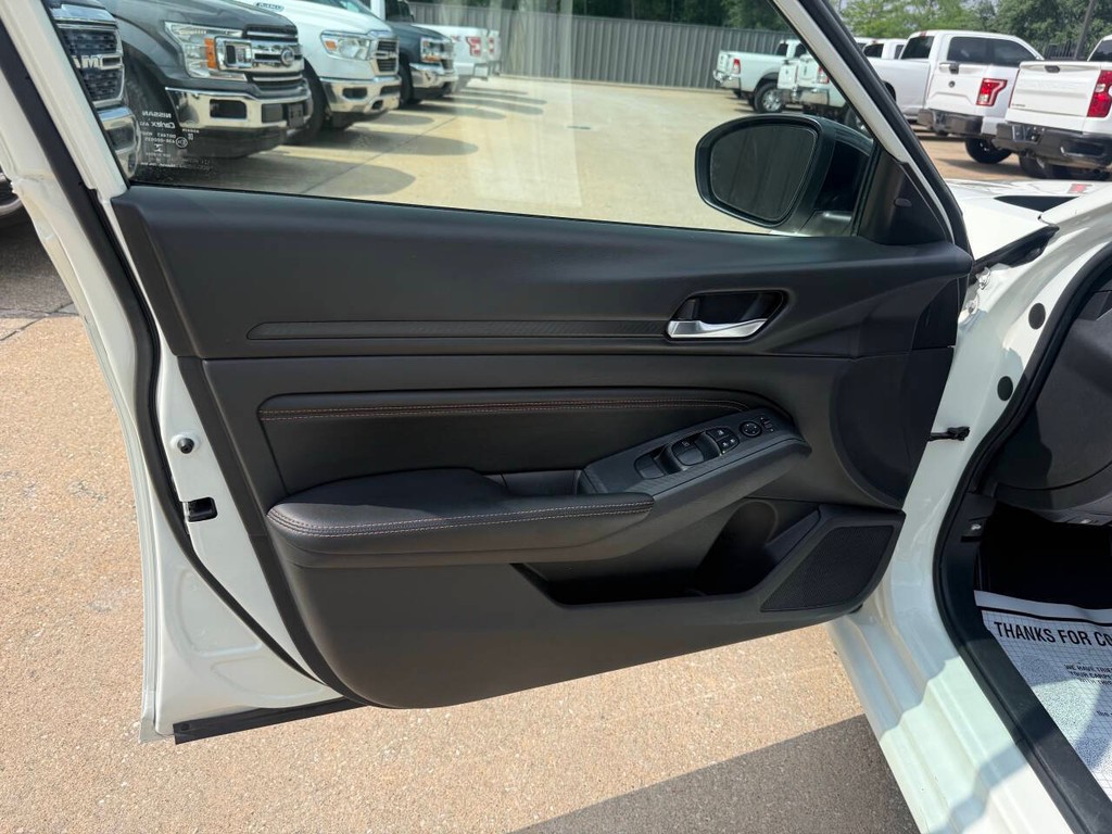 Nissan Altima Vehicle Full-screen Gallery Image 07