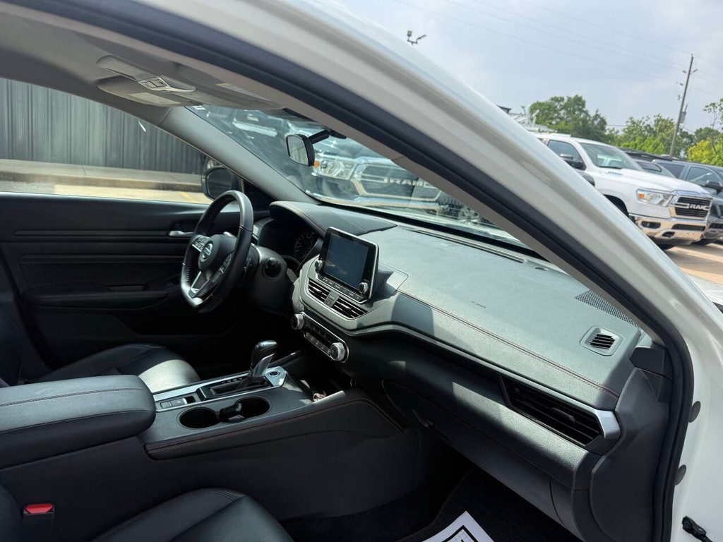 Nissan Altima Vehicle Full-screen Gallery Image 08