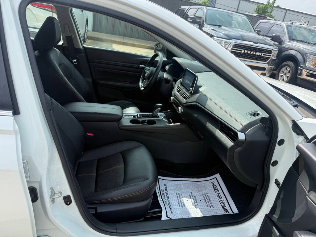 Nissan Altima Vehicle Full-screen Gallery Image 09