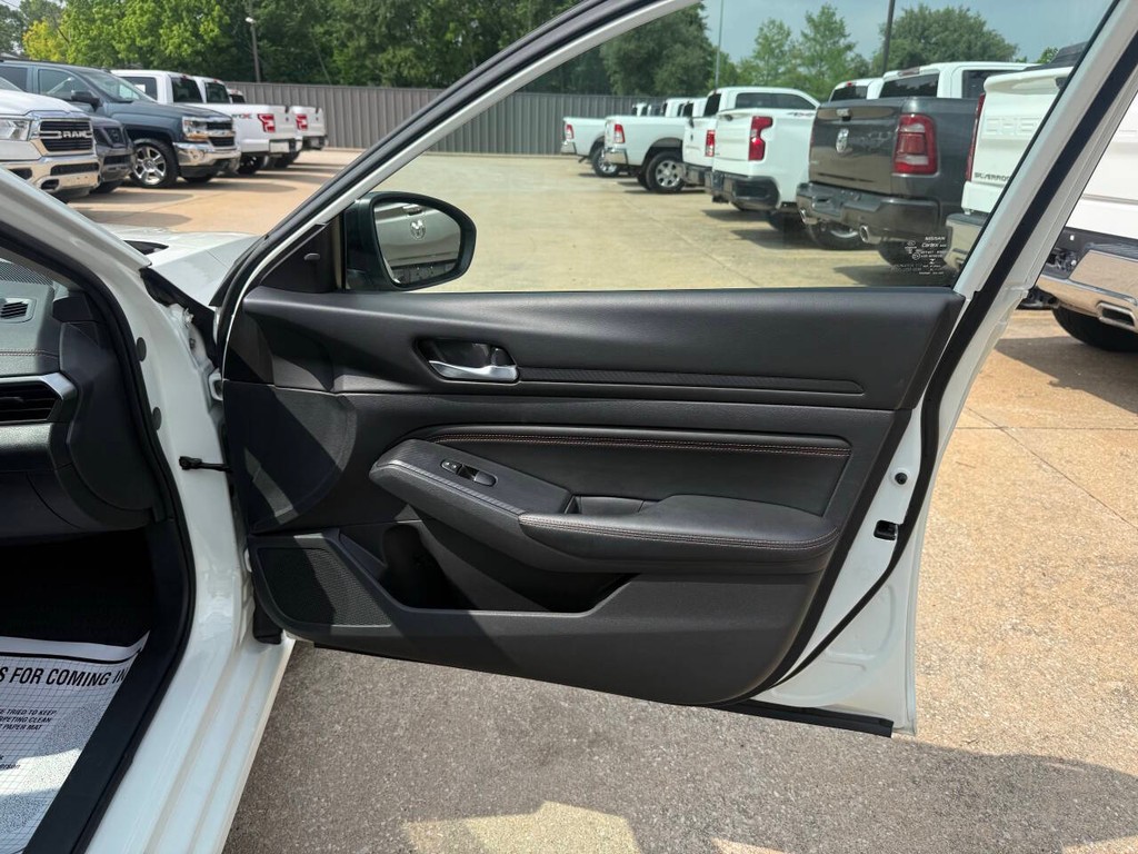 Nissan Altima Vehicle Full-screen Gallery Image 10