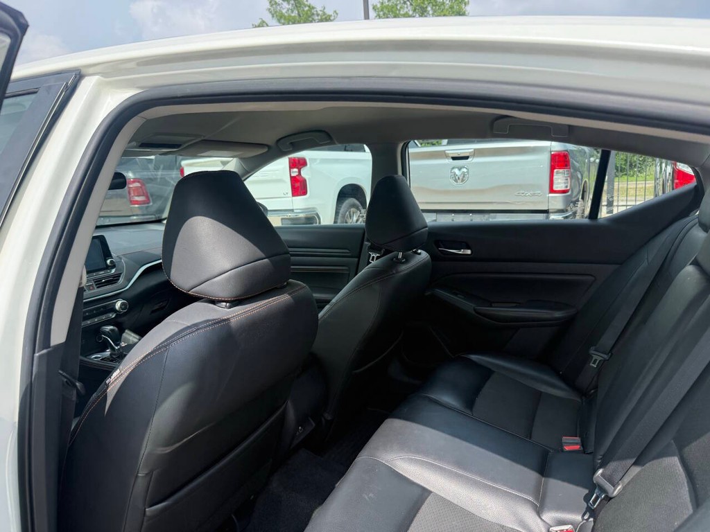 Nissan Altima Vehicle Full-screen Gallery Image 11