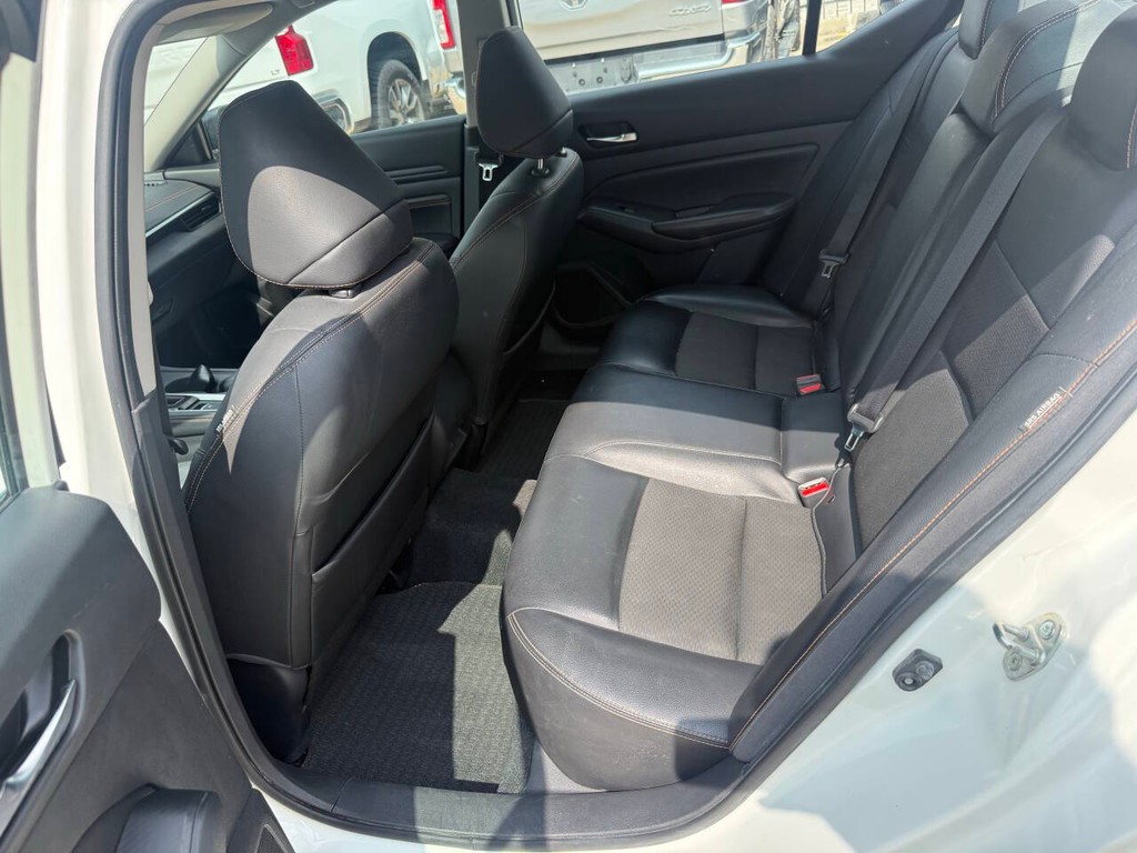 Nissan Altima Vehicle Full-screen Gallery Image 12