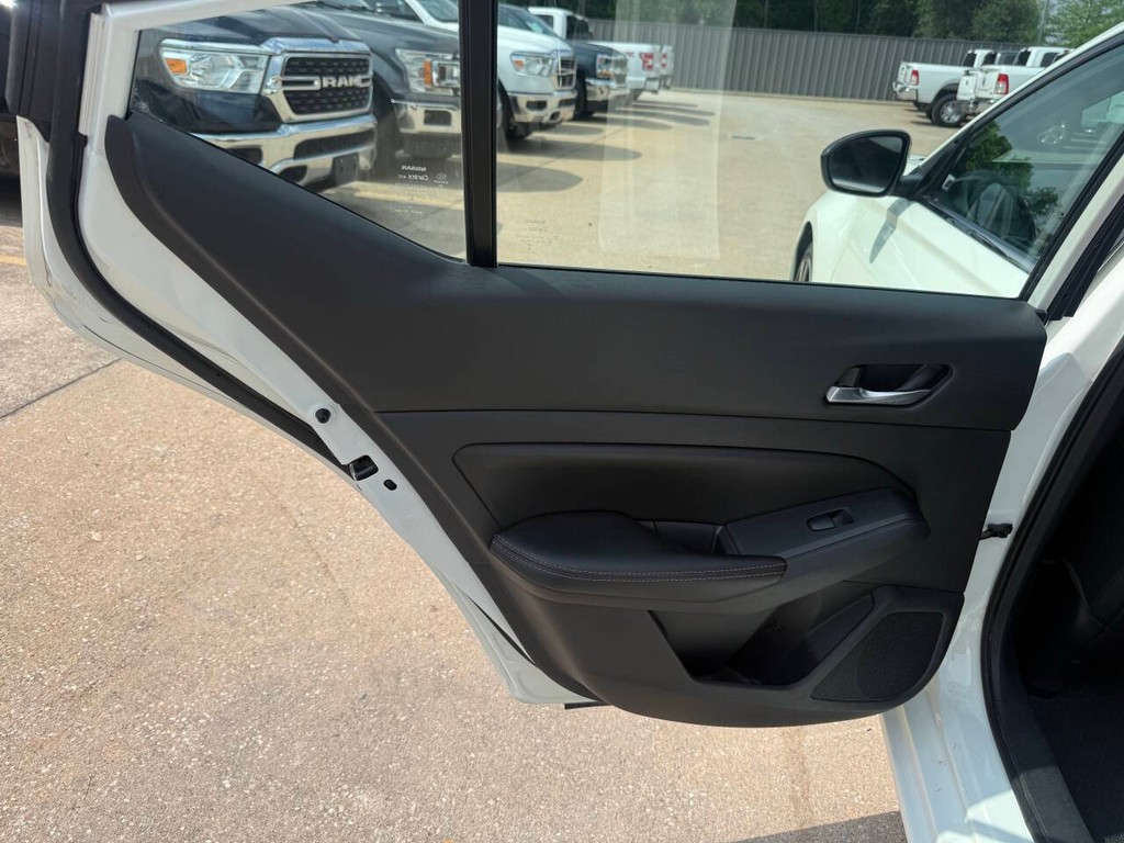 Nissan Altima Vehicle Full-screen Gallery Image 13