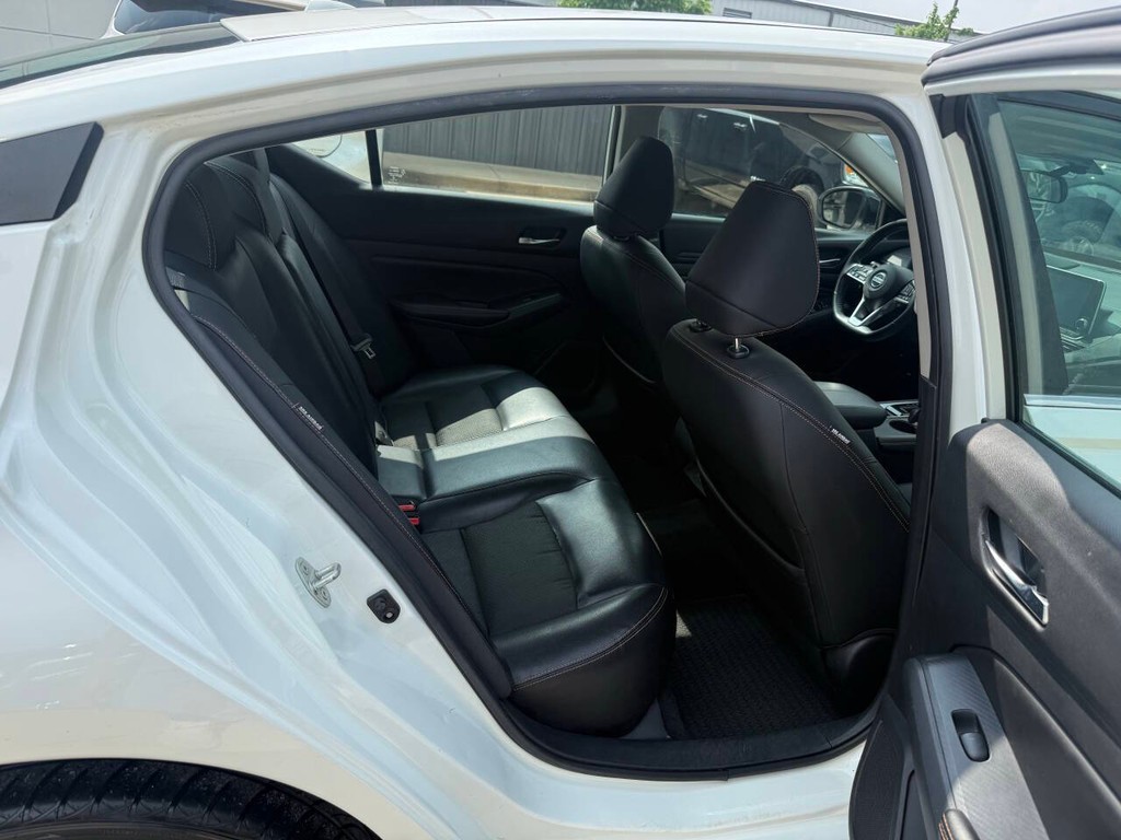 Nissan Altima Vehicle Full-screen Gallery Image 14