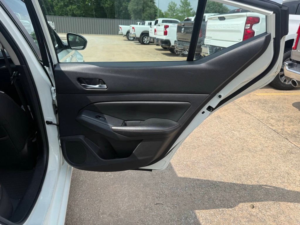 Nissan Altima Vehicle Full-screen Gallery Image 15