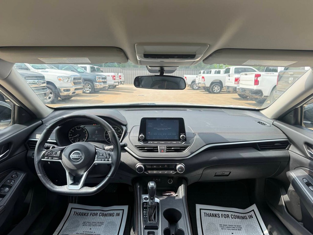 Nissan Altima Vehicle Full-screen Gallery Image 16