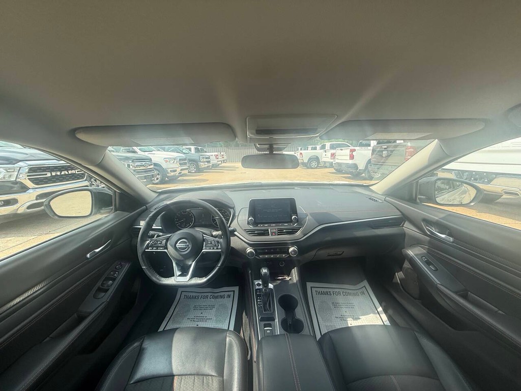 Nissan Altima Vehicle Full-screen Gallery Image 17