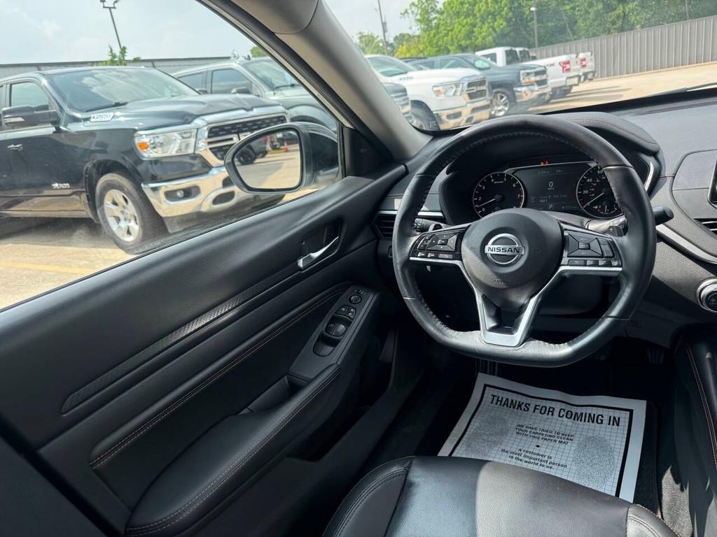 Nissan Altima Vehicle Full-screen Gallery Image 18