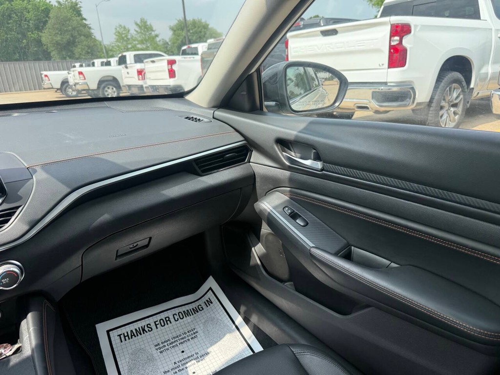 Nissan Altima Vehicle Full-screen Gallery Image 19