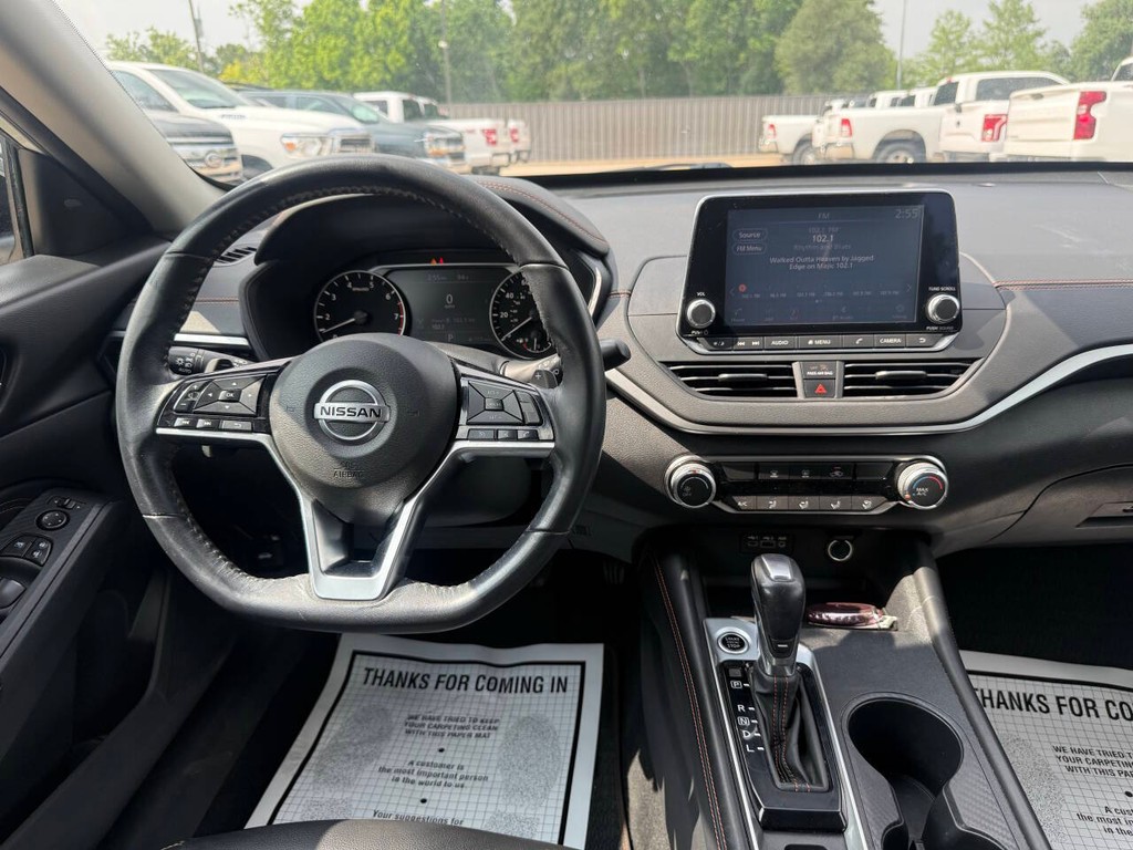 Nissan Altima Vehicle Full-screen Gallery Image 20