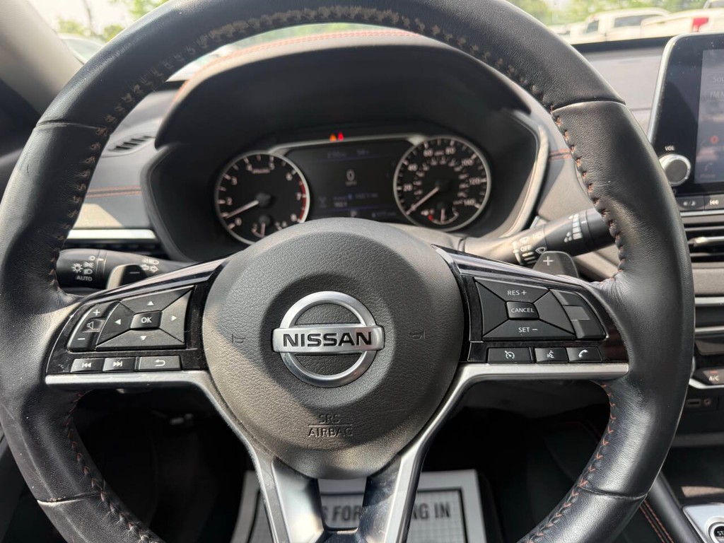 Nissan Altima Vehicle Full-screen Gallery Image 22