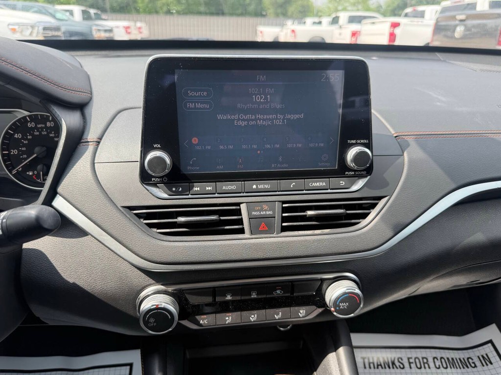 Nissan Altima Vehicle Full-screen Gallery Image 23