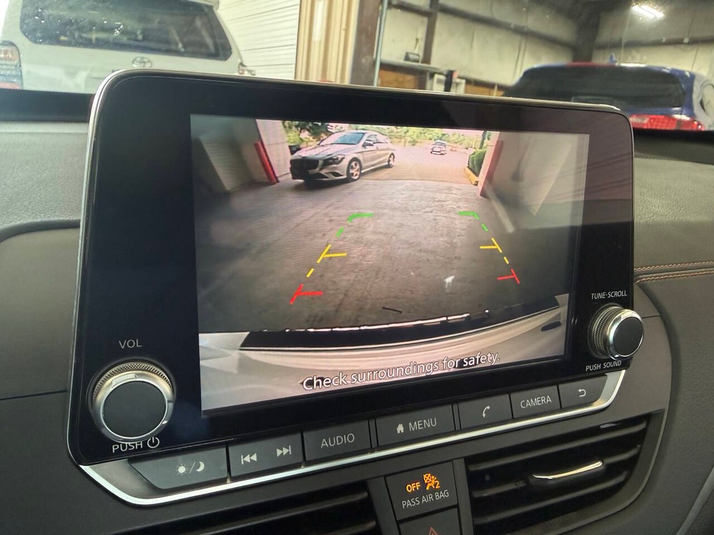 Nissan Altima Vehicle Full-screen Gallery Image 24