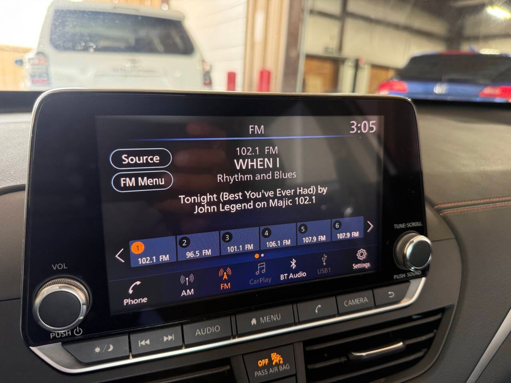 Nissan Altima Vehicle Full-screen Gallery Image 25