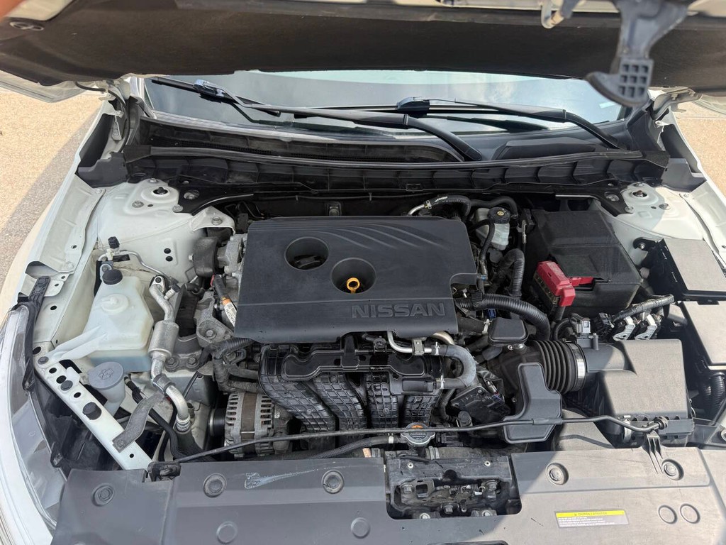 Nissan Altima Vehicle Full-screen Gallery Image 32