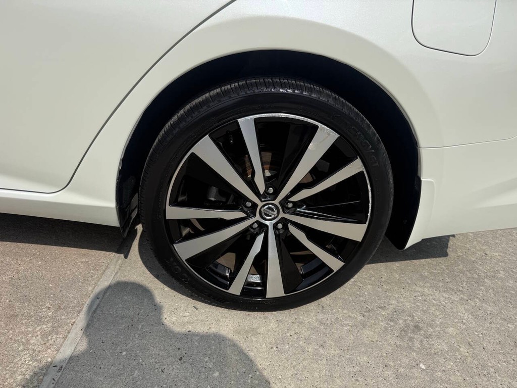 Nissan Altima Vehicle Full-screen Gallery Image 33