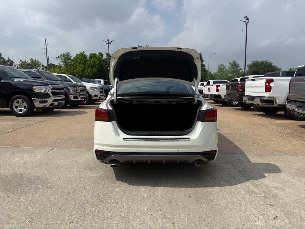 Nissan Altima Vehicle Full-screen Gallery Image 34