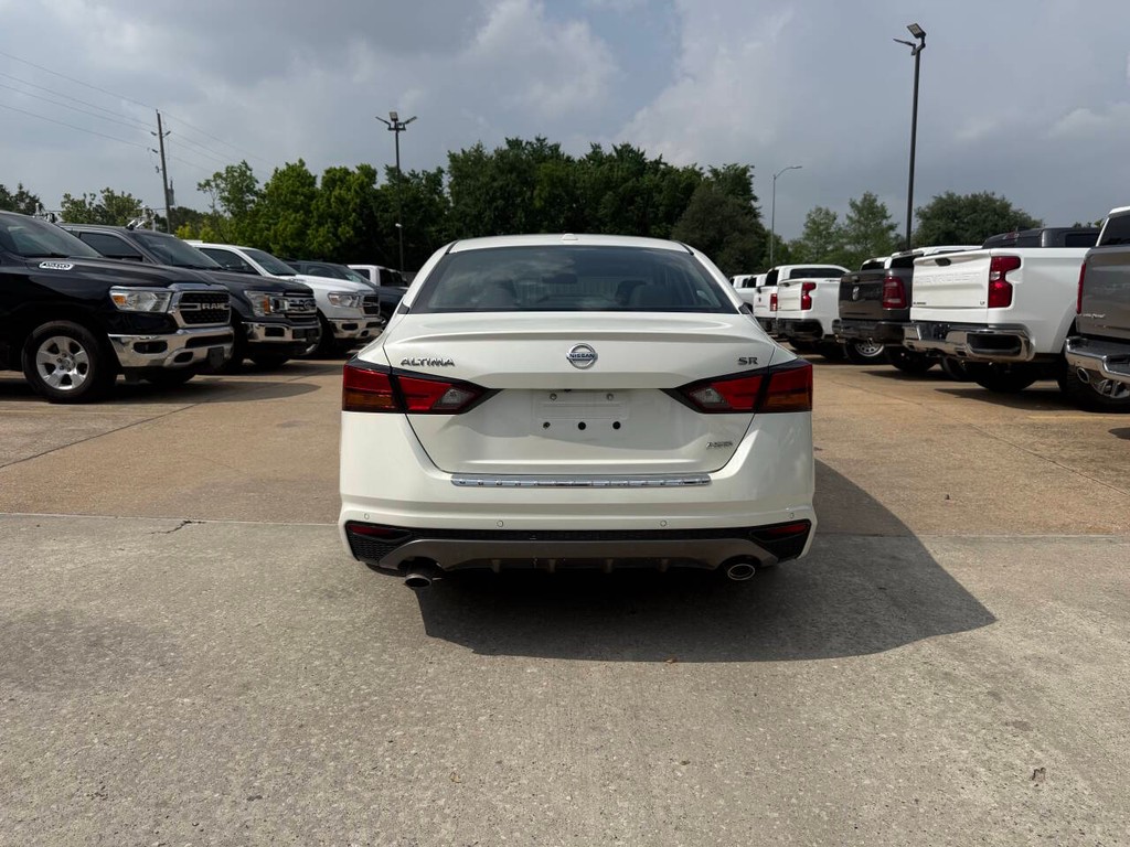 Nissan Altima Vehicle Full-screen Gallery Image 35